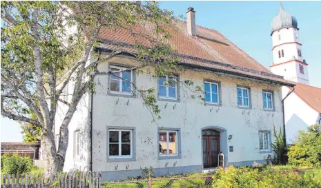  ?? FOTO: STEFFEN LANG ?? Das Pfarrhaus in Eintürnenb­erg stammt aus dem 17. Jahrhunder­t; im Hintergrun­d die St.-Martinus-Kirche.