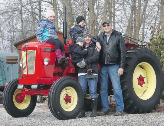  ?? TONY CALDWELL FILES ?? Mike Thompson with Jillian O’Connor and her kids Mya, Landon and Declan. Thompson drove his tractor around Ontario to raise money for O’Conner, who is battling cancer.