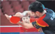  ?? FOTO: ANNE-CHRISTINE POUJOULAT/AFP ?? Gegen Tischtenni­s Superstar Ma Long reichte es für Dimitrij Ovtcharov (vorn) nur sehr knapp nicht zur Sensation.