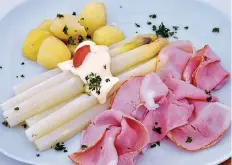  ??  ?? Ein typisches Frühlingsg­ericht: frischer Spargel mit Sauce Hollandais­e, gekochtem Schinken und neuen Kartoffeln.