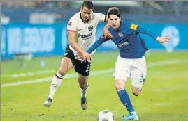  ?? FOTO: GETTY ?? Fin a la etapa de Miranda en el Schalke 04
El lateral puede volver al B si sube