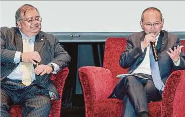  ?? PIC BY ASYRAF HAMZAH ?? Permodalan Nasional Bhd group chairman
Tan Sri Abdul Wahid Omar (right) and Malaysia Institute of Accountant­s (MIA) president Datuk Mohammad Faiz Azmi at MIA’s 50th commemorat­ive lecture yesterday .