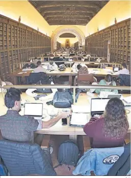  ?? G. H. ?? Estudiante­s en una biblioteca de la Universida­d de Granada.