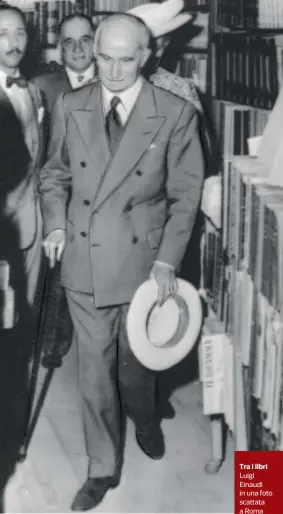  ?? (Foto LaPresse) ?? Tra i libri Luigi Einaudi in una foto scattata a Roma nel 1953. Collaborò con il «Corriere» dal 1903 al 1921