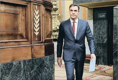  ?? EMILIA GUTIÉRREZ ?? El president del Govern central, Pedro Sánchez, dirigint-se cap al seu escó durant un ple del Congrés