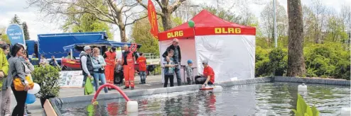  ??  ?? Die DLRG sind auf den Wangener Welten unter anderem mit einem Wasserbeck­en vertreten, auf dem Kinder und Erwachsene Boote fernsteuer­n können.