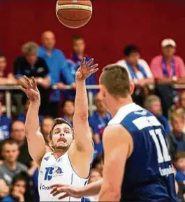  ??  ?? Joakim Linden (li.) steuerte im Final-rückspiel gegen Lahn-dill zwar  Punkte bei, zum Sieg aber reichte es diesmal nicht. Archiv-foto: Sascha Fromm