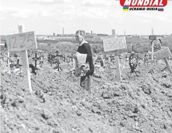  ?? REUTERS ?? Un cementerio en Mariúpol fue habilitado para los cuerpos, víctimas de la guerra