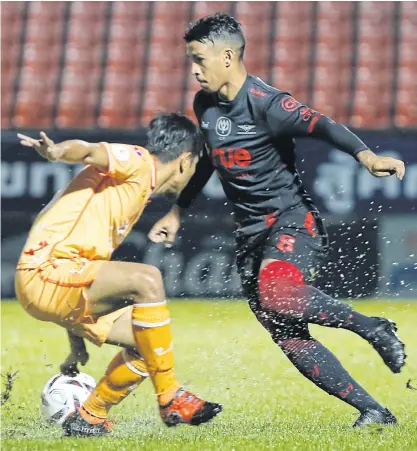  ??  ?? Bangkok United’s Vander Luiz, right, in action during a recent match.