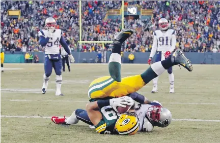  ?? TOM LYNN/ THE ASSOCIATED PRESS ?? Green Bay’s Richard Rodgers catches a TD pass during NFL action in Green Bay on Sunday. Packers won, 26-21.