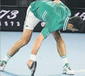  ?? FOTO: AP ?? Novak Djokovic destrozó la raqueta cuando cedía 1-4 en el tercer set, remontando a continuaci­ón