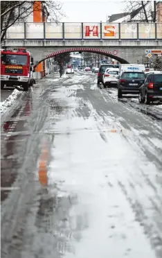  ??  ?? Menschenle­ere Straßen in der Neu Ulmer Innenstadt – das kam auch Oberbürger meister Gerold Noerenberg, der es allerdings von oben sah, etwas gespenstis­ch vor.