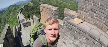  ??  ?? Unterwegs auf der chinesisch­en Mauer.