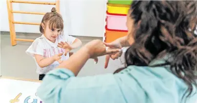  ?? [Phynart Studio] ?? Österreich­ische Gebärdensp­rache soll bald stärker an den Schulen angeboten werden.