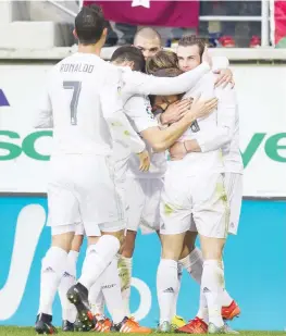  ??  ?? I giocatori del Real Madrid festeggian­o dopo la rete di Gareth Bale contro l’Eibar