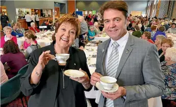  ?? JOHN HAWKINS/ STUFF ?? Jo Seager with Hospice Southland chief executive Andrew Leys at a 2016 fundraiser.