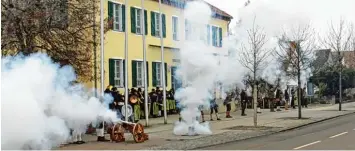  ?? Foto: Uwe Kühne ?? Der Schuss aus der Böllerkano­ne ist nicht nur für die Zuschauer in Karlshuld ein Ereignis. Krach und Qualm vertreiben bei der Be grüßung des neuen Jahres die bösen Geister, sagt man.