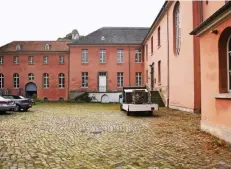  ?? FOTO:JANA BAUCH ?? Im Innenhof schlugen die Einbrecher ein Fenster ein, gelangten dadurch ins Schloss und stahlen Teile des Inventars.