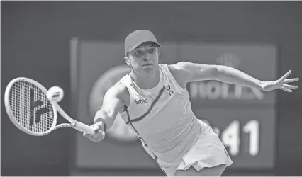  ?? ANDY ABEYTA/THE DESERT SUN/USA TODAY NETWORK ?? Iga Swiatek returns to Maria Sakkari during the women’s singles final at the BNP Paribas Open in Indian Wells, Calif., on March 17.