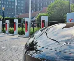  ?? Foto: Dustin Mertes ?? An den Tesla-eigenen Supercharg­ern dürfen in immer mehr Ländern auch Fremdfabri­kate laden, jetzt auch in Luxemburg.