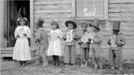  ?? J.F. Moran / Librar y and Archives Cana da ?? Native children hold letters that spell “Goodbye” at the Fort Simpson Indian Residentia­l School.