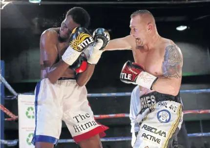  ?? /CHRISTO SMITH ?? Barend van Rooyen and Yanga Phethani exchange leather during their fight in in Kempton Park for the vacant SA middleweig­ht title, which Van Rooyen won. He has since been banned.