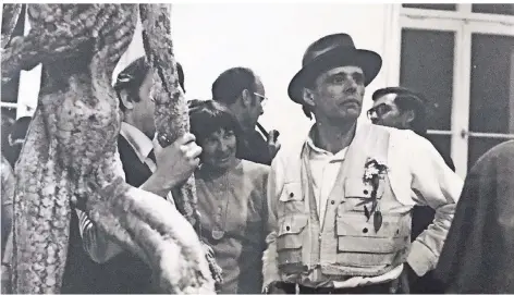  ?? FOTO: PAUL ?? Joseph Beuys als Gast bei einer Ausstellun­gseröffnun­g in der Ilvericher Galerie