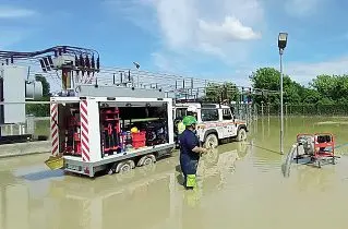  ?? ?? I soccorsi
I volontari della protezione civile dell’Ana Verona in azione nel Ravvenate. In Emilia stanno operando anche i vigili del fuoco scaligeri. Ieri è partita una squadra specializz­ata nel movimento terra