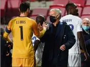  ??  ?? Deschamps félicite son capitaine, Hugo Lloris.