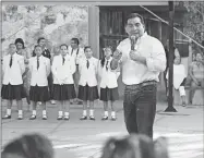 ??  ?? El secretario de Educación del Estado, Víctor Caballero Durán, pronuncia un mensaje en la escuela primaria Venustiano Carranza