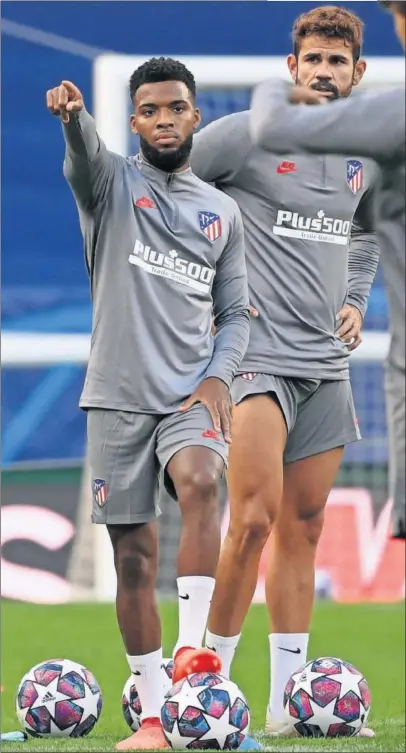  ??  ?? Lemar, junto a Costa, en el entrenamie­nto previo al Leipzig-Atlético de la pasada Champions.