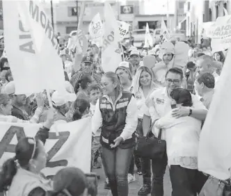  ?? /CORTESÍA VDR ?? Verónica Díaz acompañada por las brigadas de la esperanza en un recorrido por los negocios.