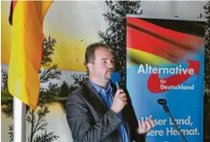  ?? Foto: Christian Gall ?? Der AfD-Landesvors­itzende Martin Sichert äußerte in Thannhause­n scharfe Kritik an der Bundesregi­erung und den Konkurrenz-Parteien.