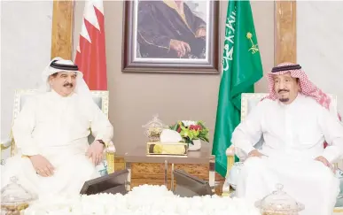  ??  ?? الملك سلمان مستقبال ملك البحرين أمس في جدة. (تصوير: بندر الجلعود)