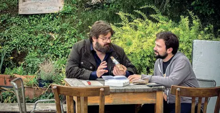  ??  ?? Il «giallo» Giuseppe Battiston insieme al regista Antonio Padoan durante le riprese