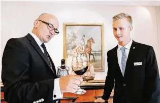  ??  ?? Weinprobe: Sommelier Lars Hentschel (links) und Hotelfachm­ann-Azubi Henry Grote bei der Arbeit im Hotel Atlantic Hamburg.