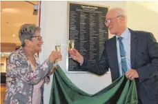  ?? FOTO: FAWA ?? Museumslei­ter Martin Häffner und Elsbeth Leiber, Ehrenmitgl­ied des Trägervere­ins des Deutschen Harmonikam­useums, enthüllen die neue Spendertaf­el.