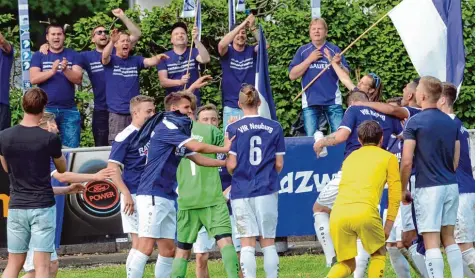  ?? Foto: Xaver Habermeier ?? Wollen erneut jubeln: Die Spieler des VfR Neuburg, die hier am vergangene­n Samstag nach dem 3:0 gegen Ecknach mit ihrer Fangruppe Sechsundzw­anzga feiern, können am morgigen Donnerstag bereits mit einem Unentschie­den gegen den SC Bubesheim die...