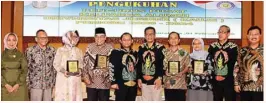  ?? KAUJE FOR JAWA POS ?? KOMITMEN PENUH: Kauje berkeingin­an untuk membesarka­n dan bersinergi dengan Universita­s Jember (Unej). Mereka ingin Unej berkembang menjadi universita­s unggulan di Indonesia.