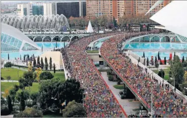  ??  ?? EN TROMBA. La salida en el Puente de Monteolive­te, donde se citaron 19.000 corredores en Valencia.