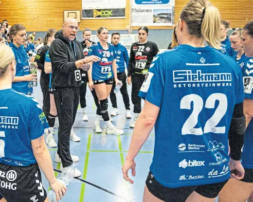  ?? Foto: Dieckmann ?? Coach Heiko Ruwe justiert das Spiel seines Teams bei einer Auszeit neu. Er wird dies nur noch in zwei Partien tun.