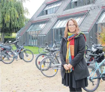  ?? FOTO: JENNIFER KUHLMANN ?? Unbefriedi­gend findet die frisch wiedergewä­hlte Elternbeir­atsvorsitz­ende Ina Schultz die Parksituat­ion für Fahrräder am Gymnasium.