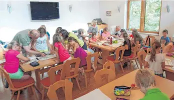  ?? FOTO: BRIEFMARKE­N- UND MÜNZCLUB LAICHINGEN ?? Kinder konnten beim Briefmarke­n- und Münzclub Laichingen ihre eigene Briefmarke gestalten. Diese werden ihnen demnächst zugeschick­t.