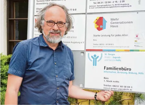  ?? Foto: Claudia Deeney ?? Achim Friedrich ist Diplompäda­goge und Leiter des Familienbü­ros, zurzeit ist er auch Ansprechpa­rtner für die Ratsuchend­en in Königsbrun­n.