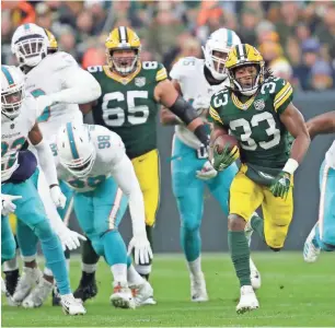  ?? DAN POWERS/USA TODAY NETWORK-WISCONSIN ?? Packers running back Aaron Jones breaks away for a 67-yard run against the Miami defense in the first quarter.