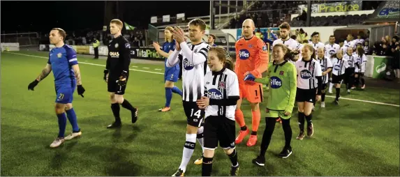  ??  ?? Bray Wanderers and Dundalk take to the field ahead of the opening SSE Airtricity League Premier clash of 2018.