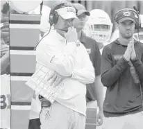  ?? JAY LAPRETE/AP ?? Florida Atlantic coach Lane Kiffin, left, expects for Desmond Noel to contribute this season. The redshirt junior offensive linemen, who has two seasons of eligibilit­y left, made his FAU debut in the Owls’ 42-7 victory against Wagner on Sept. 21.