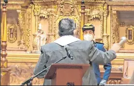  ?? Foto: Cortesía ?? Momento en que monseñor José Espinoza salpicaba el agua bendita en la capilla.