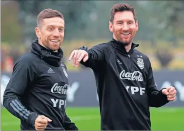  ??  ?? Papu Gómez y Messi, durante un entrenamie­nto de Argentina.