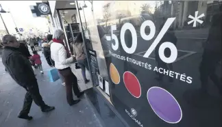  ??  ?? Sur les artères commerçant­es du départemen­t, comme ici, avenue Jean-Médecin à Nice, les pancartes annonçant les promotions fleurissen­t sur les vitrines. (Photos Franck Fernandes)